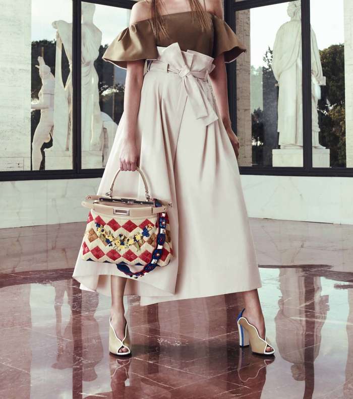 موضة سروال الـ Culotte بالخصر العالي المزموم مع التوب الـ Off Shoulders من فندي Resort 2017