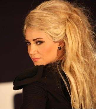 إطلالة الشعر الاشقر تليق بالآي لاينر الممدود