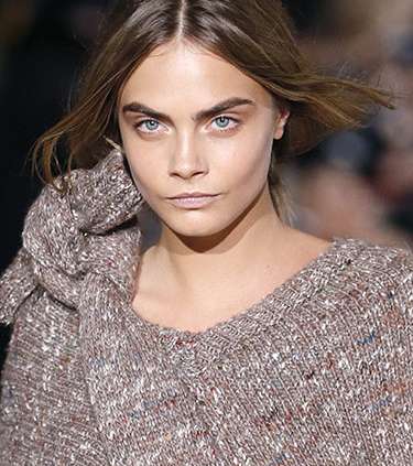 ماكياج البشرة وتسريحة ذيل الحصان مع Stella McCartney