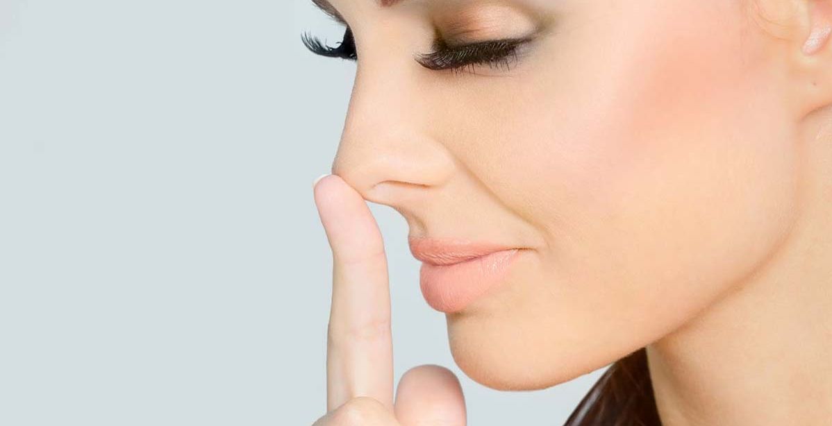 بدبوس الشّعر استطاعت تنحيف أنفها