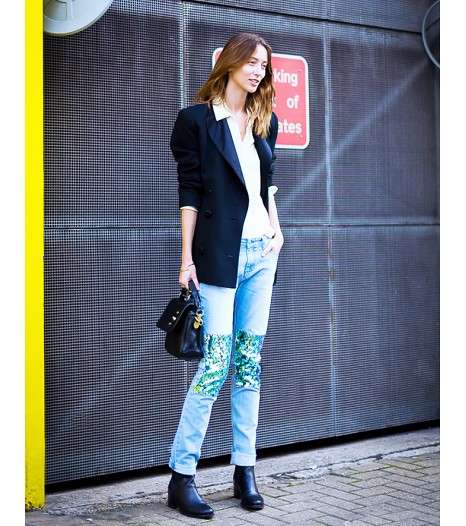 من أبرز طرق ارتداء القميص بأزرار، أن ترتديه مع البلايزر