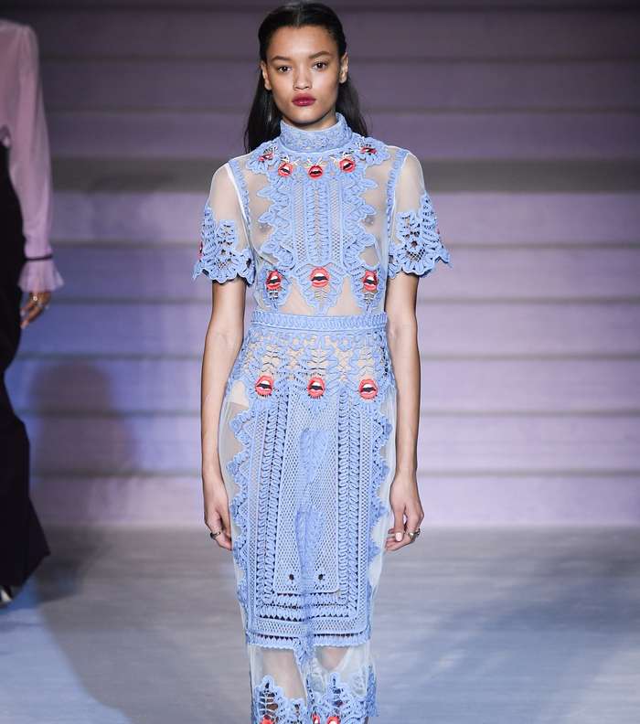 فستان التول بالقصة المستقيمة والطول المتوسط المزين بالكروشيه والتطريز من تمبرلي لندن لشتاء 2018