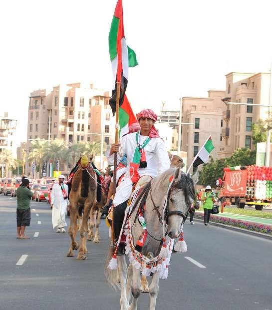 المواكب السيارة يتقدّمها الفرسان