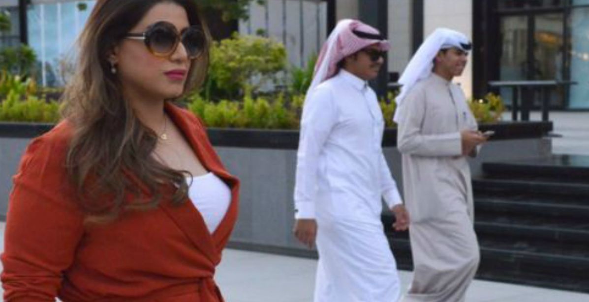 مشاعل الجالود تخرج بدون عباءة في شوارع الرياض