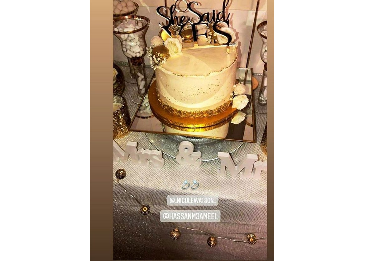 صورة كعكة الحلوى التي تشير إلى العروسين 