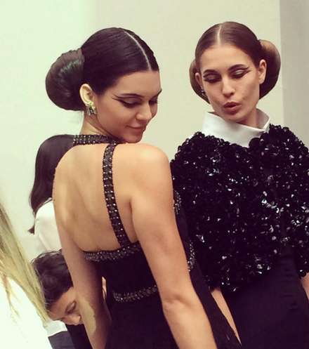 عناوين غريبة وأنيقة في عرض CHANEL الباريسي