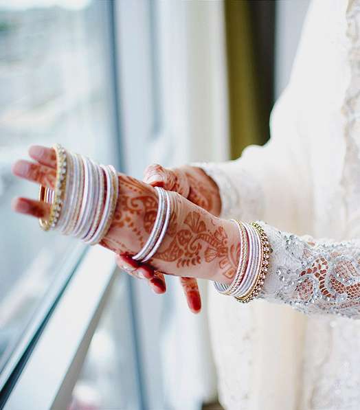 زيّني يديك بالنقوش والأكسسوارات