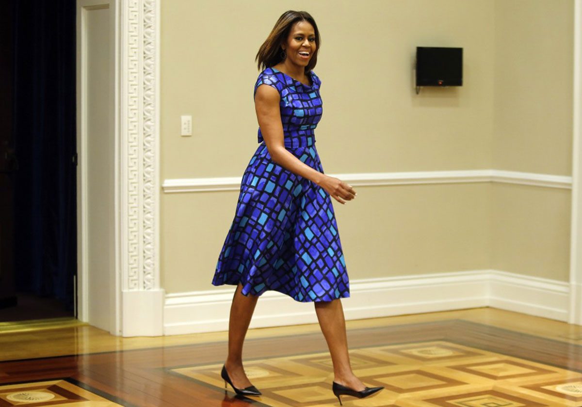 ميشيل أوباما وجدت الحل المثالي لمشكلة آلام حذاء الكعب العالي!