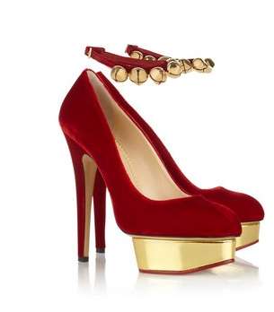 كلاتش وحذاء باللون الأحمر من شارلوت أوليمبيا