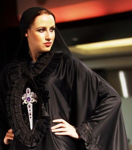 عرض أزياء الشيلة والعباية بدبي مول