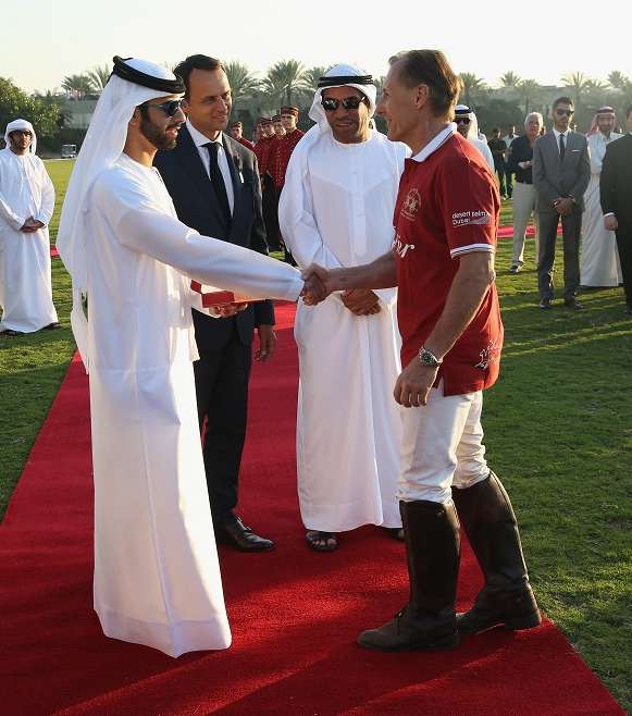 صاحب السمو الشيخ منصور بن محمد بن راشد آل مكتوم يسلّم الجوائز