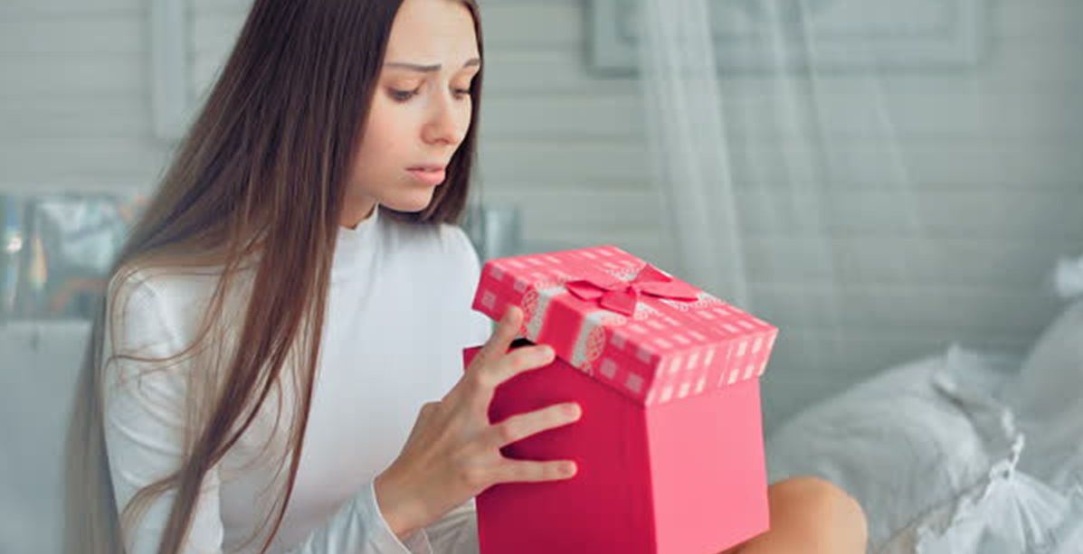 هديته الثمينة لها في عيد الحب سببت الطلاق... الخطأ الذي ارتكبه زوجها لا يغتفر!