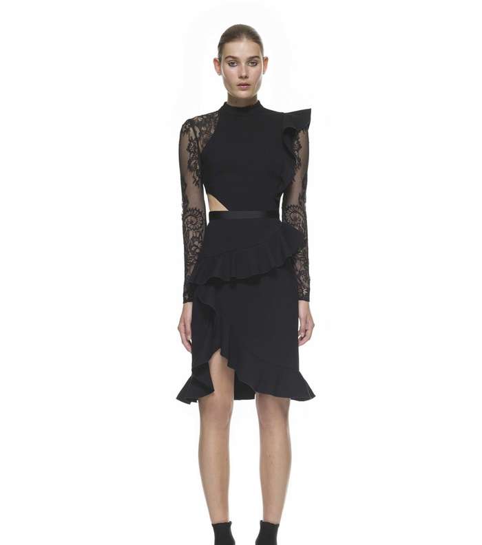 فستان الدانتيل بقصة الـ cut out من مجموعة Self portrait resort 2017