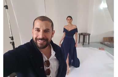 علاء نجد خلال تصويره مجموعته الرابحة في Project Runway