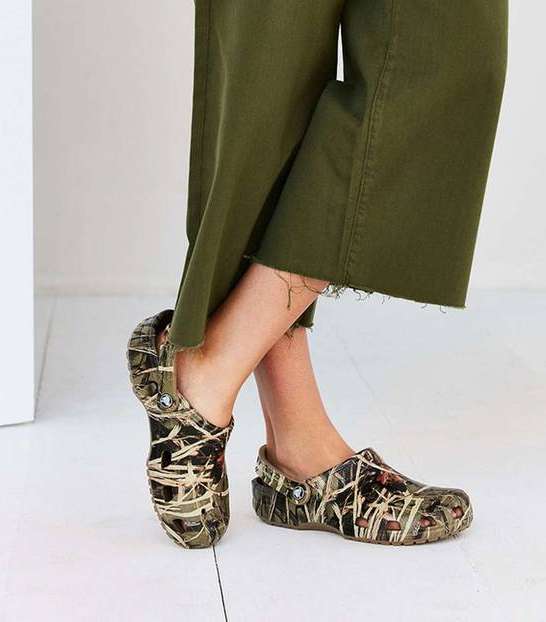 حذاء الـ Crocs مع الجينز بقصة الـ Culotte أو الجينز الممزق او غير المطرز في اسفله لاطلالة عصرية