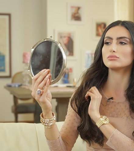 احصلي على اطلالة جذابة مع تسريحة الشعر المموج