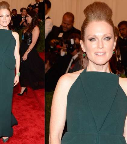 جوليان مور تتألق في حفل الـ Met Gala 2013 بفستان من توقيع بلانسياغا