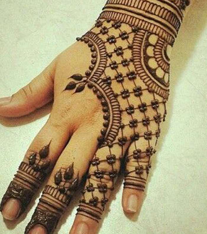 تألقي بنقش حناء ناعم وخفيف لإطلالة مميزة