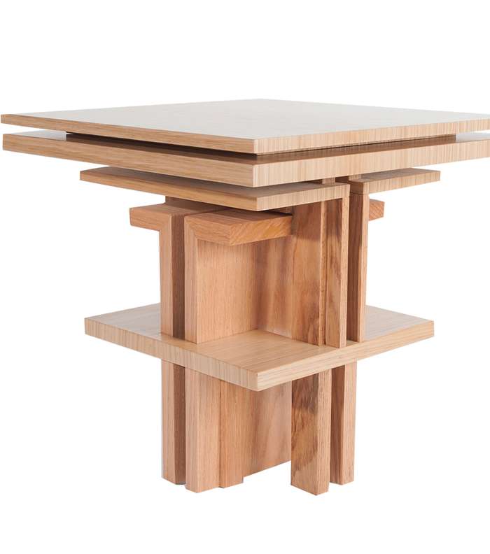 طاولة خشبية من تصميم نورا