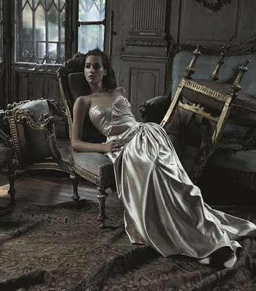 من مجموعتي خريف وشتاء 2012 وصيف 2013 للازياء الراقية، اليك هذه الصورة من كتاب Dior New Couture