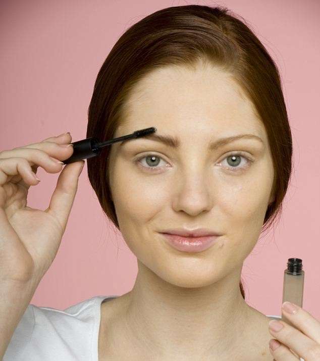 فرشاة الماسكارا لتمشيط حاجبيك