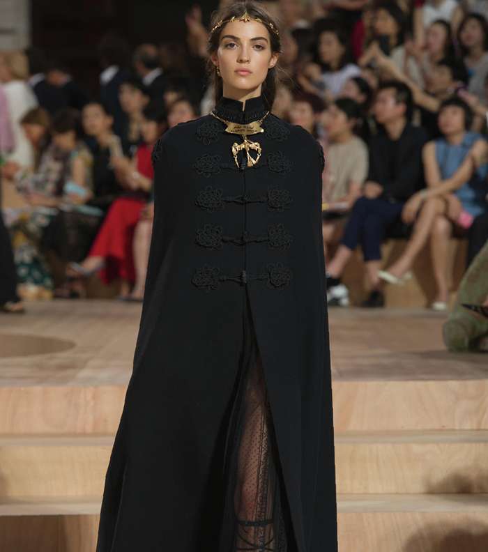 من انستقرام عبايات فخمة تخطف الأنفاس