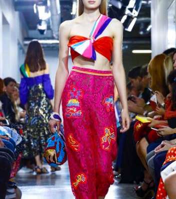 موضة التوب القصيرة باسلوب الـ Bandeau من بيتر بيلوتو لصيف 2017