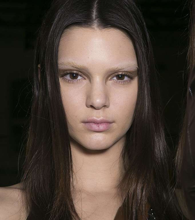 ظلال العيون البيضاء على الحاجبين مع Givenchy 