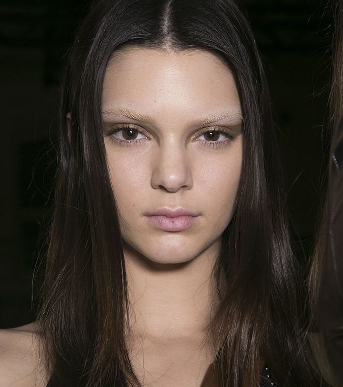 ظلال العيون البيضاء على الحاجبين مع Givenchy 