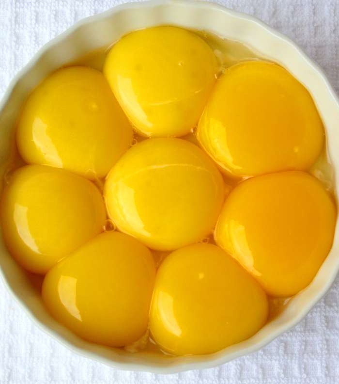 تناولي صفار البيض فهو أيضاً غني بالحديد الضروري لصحتك.