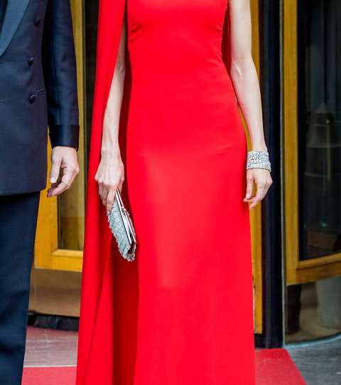 الملكة ليتيسيا تعتمد موضة الفستان الاحمر بقصة المشلح على كتف واحد
