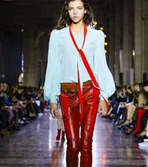 سروال جلدي باللون الأحمر من توقيع علامة جيفنشي Givenchy لصيف 2018