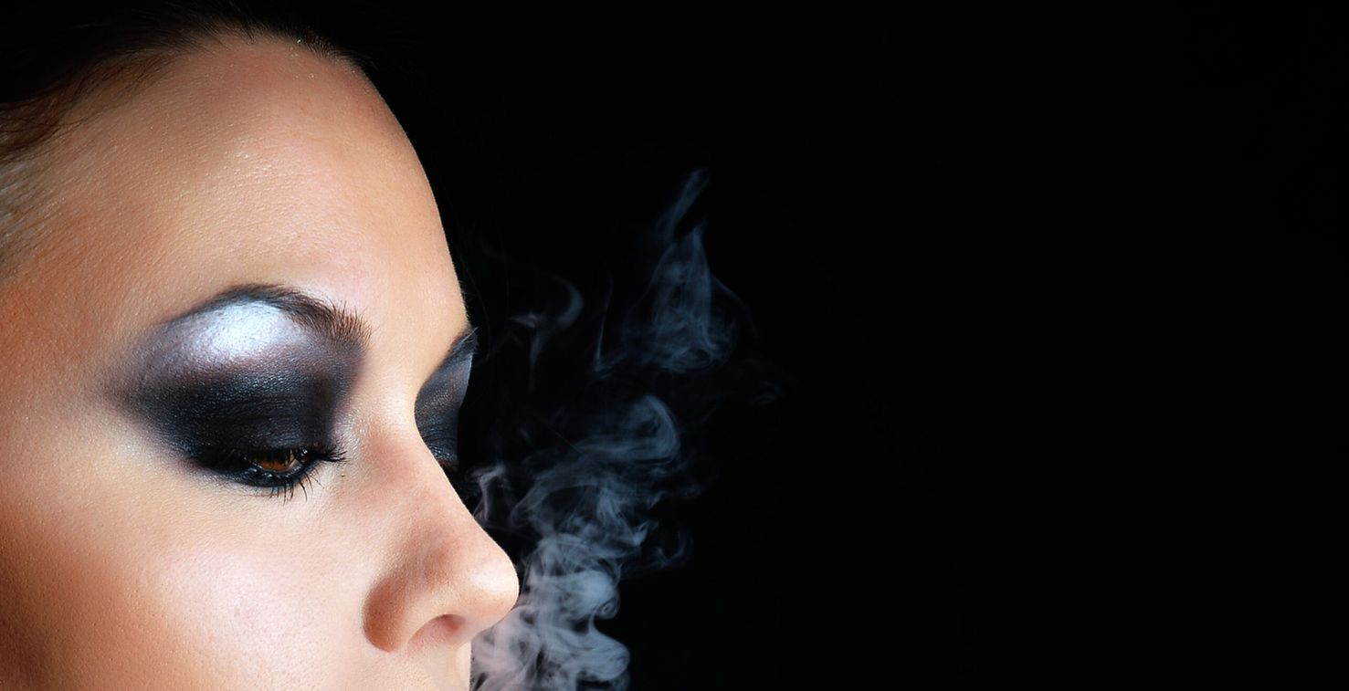 التدخين يؤذي جمالك بشتى الطرق!