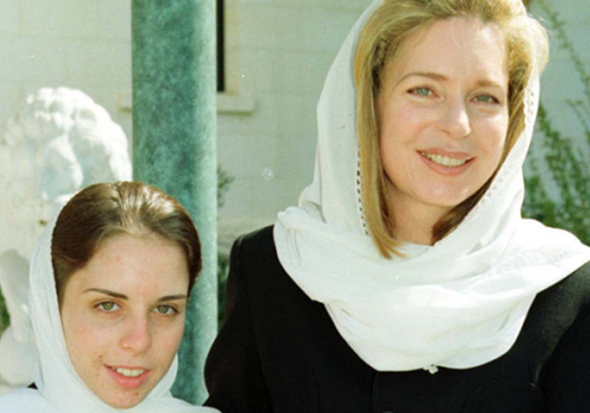 الأميرة إيمان الحسين ووالدتها الملكة نور يوم رحيل الملك حسين