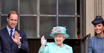 ملكة بريطانيا على الشرفة مع دوق ودوقة كامبريدج