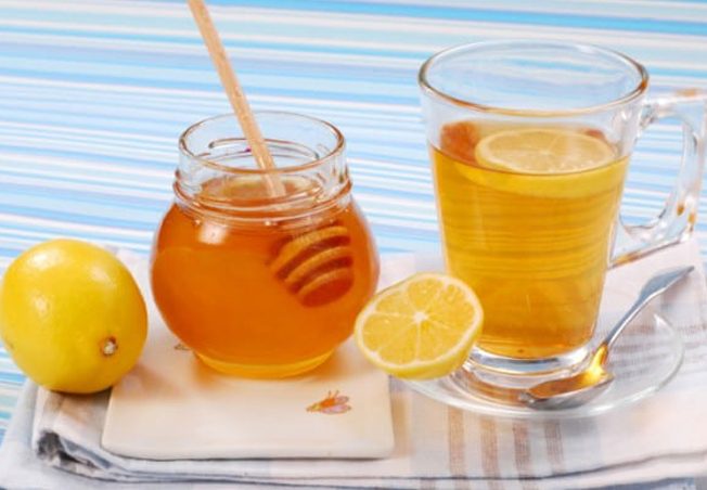 مزيج الليمون والعسل مع المياه الساخنة