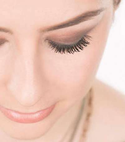 صور خطوات تكثيف الرموش ببودرة الأطفال | صور حيل مكياج عيون