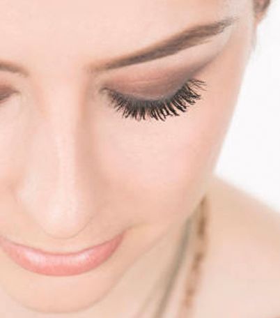 صور خطوات تكثيف الرموش ببودرة الأطفال | صور حيل مكياج عيون