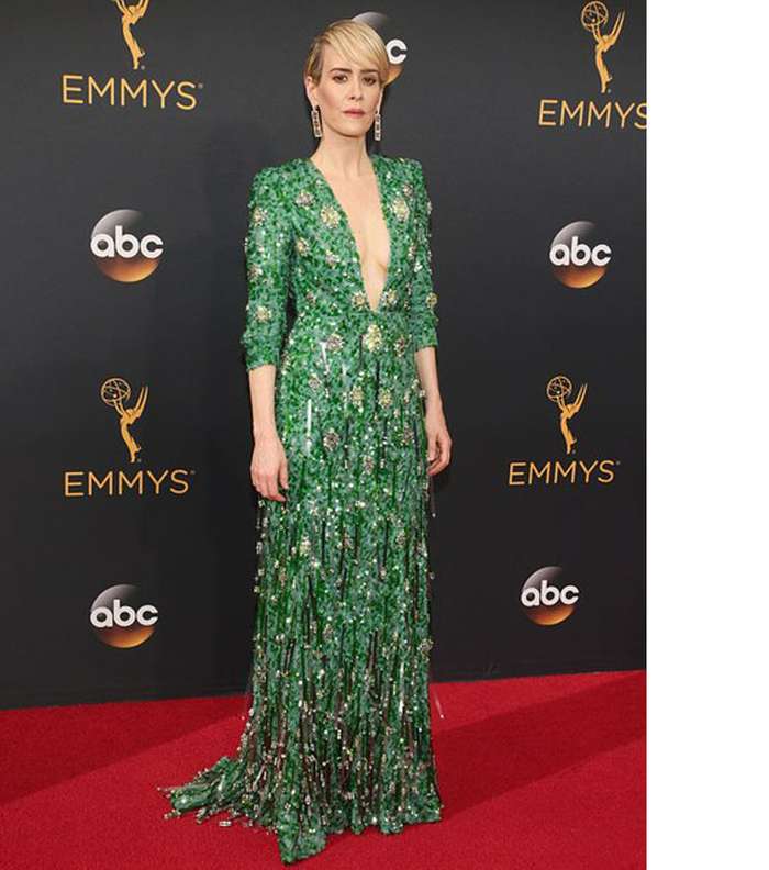 سارة بولسون بفستان مطرز من برادا في حفل الايمي