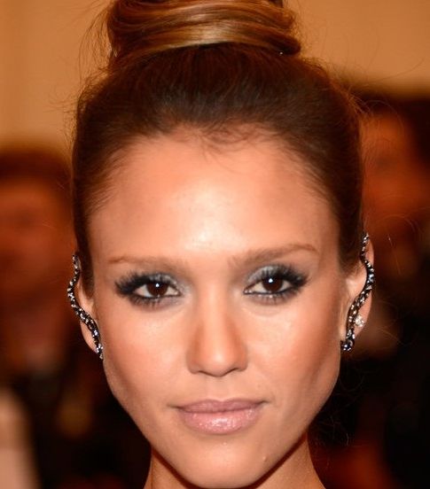 ظلال العيون الرمادية والكعكة العالية والضفيرة مع جيسيكا ألبا