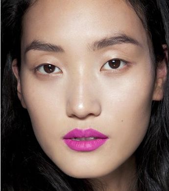 أحمر الشفاه البنفسجي الغامق مع Giles