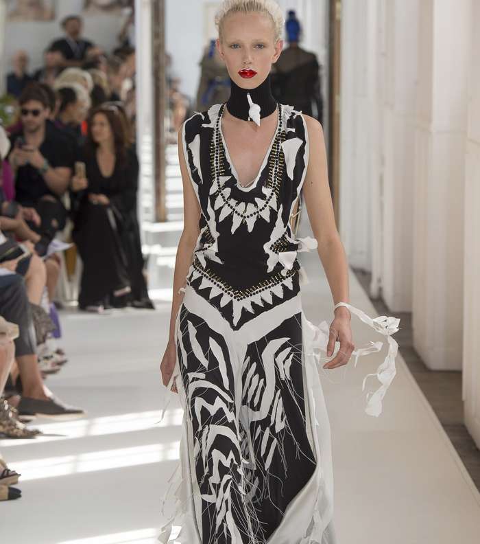 الفستان الطويل المطبع والممزق مع عقد الصوف التشوكر من Maison Margiela لشتاء 2018