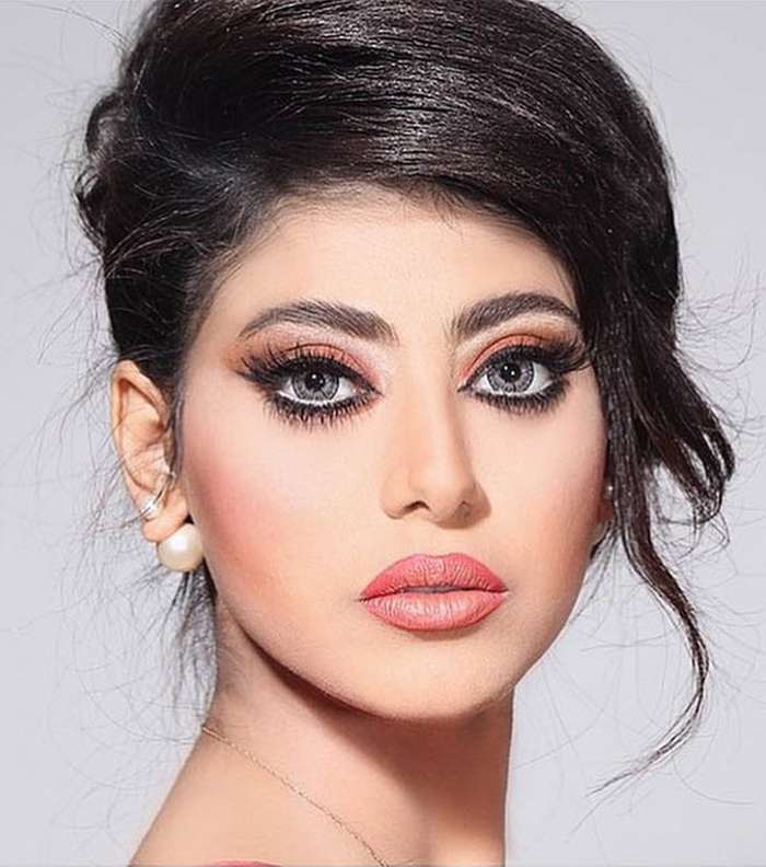 الماكياج القوي: رفيق دائم لإطلالاتها