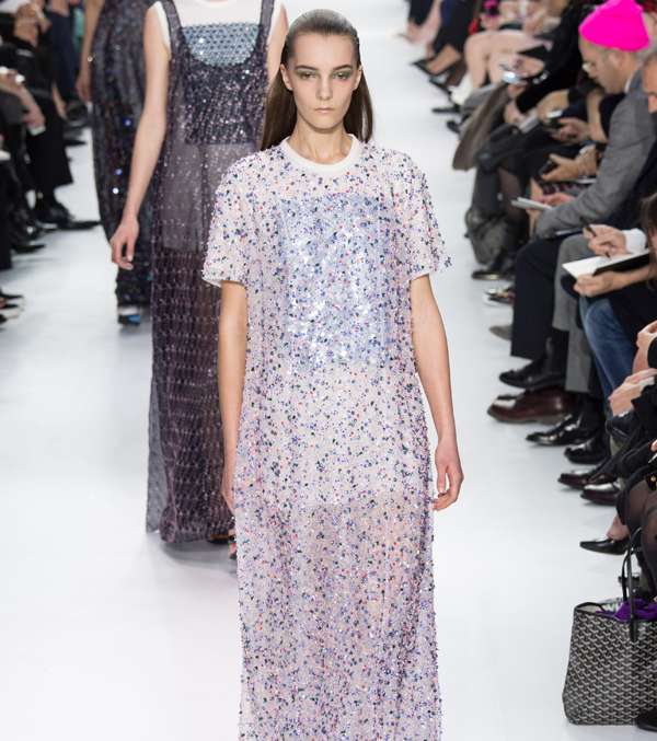 الفستان الأبيض مع حبات الخرز