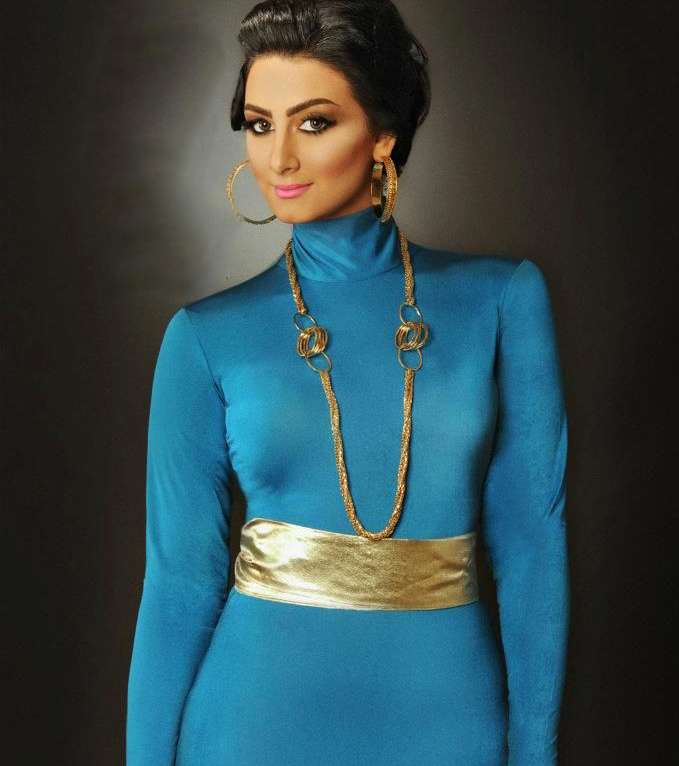 هيفاء حسين في فستان باللون الأزرق