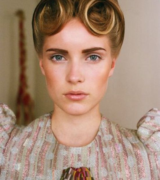 تسريحة فرنسيّة مرفوعة