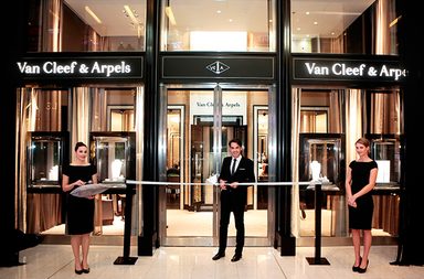 صور احدث مجموعة من مجوهرات Van Cleef & Arpels في دبي
