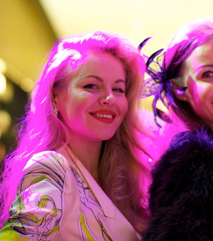 فاشينيستا دبيّ يحضرن حفل Vogue Fashion Dubai Experience