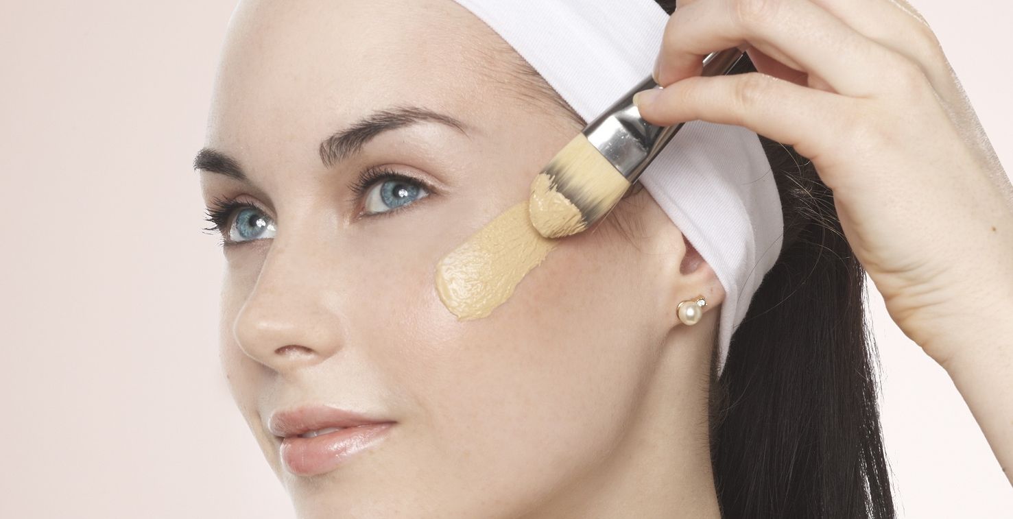 صورة كيفية تطبيق الكونسيلر على ماكياج الوجه