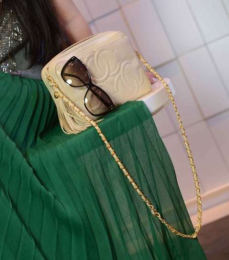 حقيبة من شانيل ونظارات شمسية ماركة Linda Farrow وسوار ماركة رفيع ماركة أدي بورغو وتنورة مثنية ماركة بول آند جو من Boutique 1